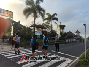 Polsek Rendang Atensi Anak-anak Sekolah Menyeberang Jalan Guna Cegah Laka Lantas
