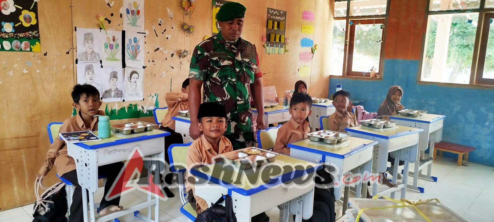 Babinsa Koramil 1628-01/Taliwang Dampingi Program Makan Bergizi Gratis di SDIT An Nida