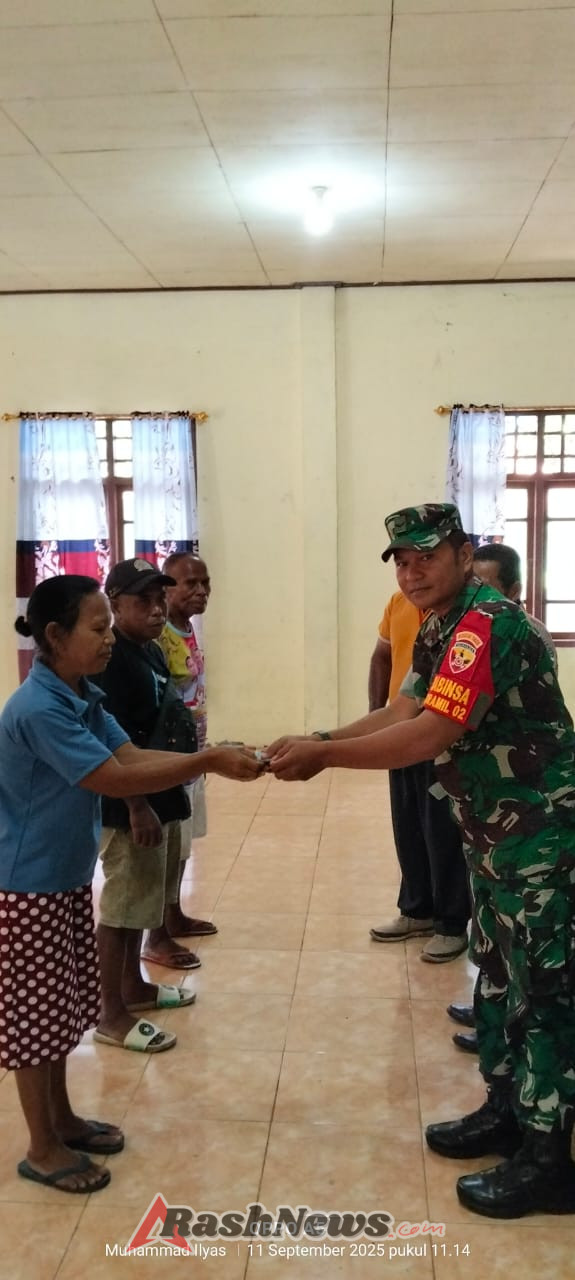 Babinsa dan Pemerintah Desa Aimere Timur Bersinergi Salurkan BLT-DD Tahap III 2025*