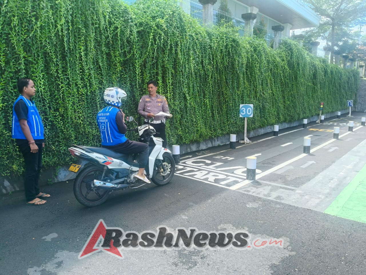 Personil Lantas Langsung Arahkan Dan Awasi Pelaksanaan Praktek Uji Kemahiran Mengemudi Bagi Pemohon SIM Baru