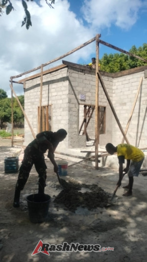Wujud Kepedulian, Babinsa dan Masyarakat Gotong Royong Bantu Warga Bangun Rumah