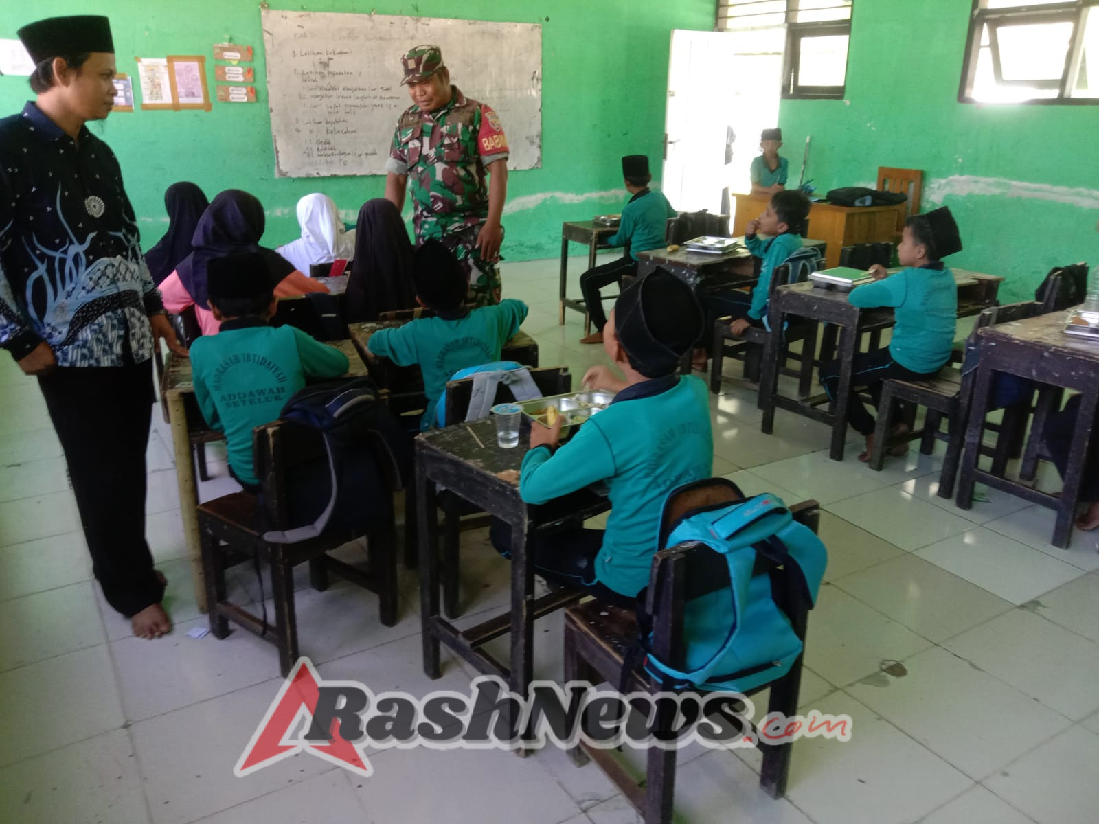 Babinsa Tapir Hadir Dukung Program Makan Bergizi Gratis untuk Siswa MI Addakwah