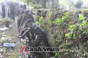 Personel Kodim Tabanan Bersama Masyarakat Gelar Kerja Bakti di Pasar Pesiapan Jelang HUT TNI ke-80