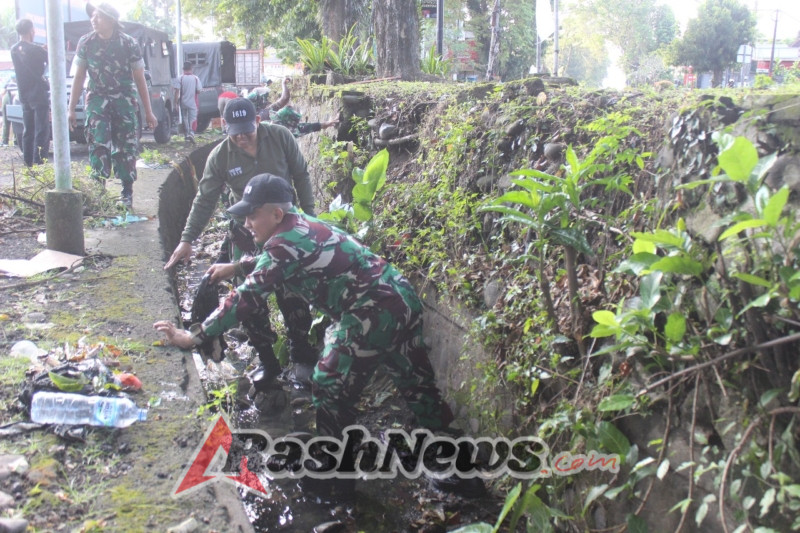 Personel Kodim Tabanan Bersama Masyarakat Gelar Kerja Bakti di Pasar Pesiapan Jelang HUT TNI ke-80