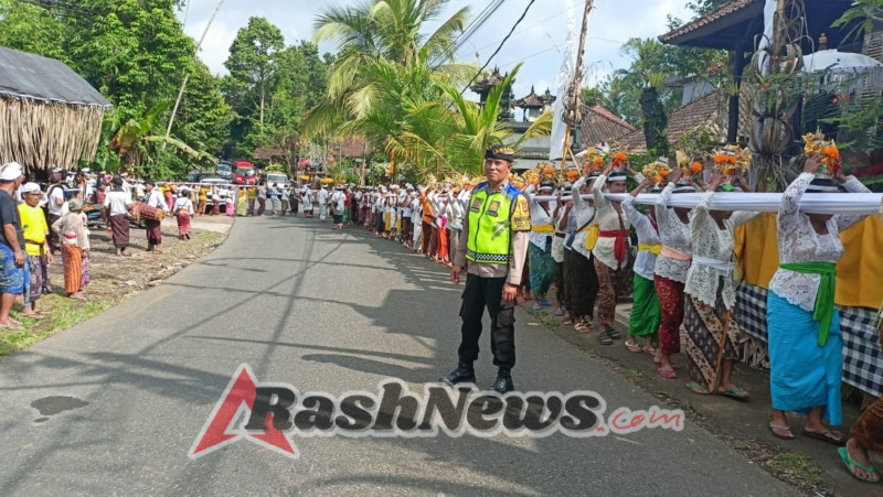 Polsek Pupuan Wujudkan Kamtibmas Saat Pengamanan Upacara Adat Di Desa Belimbing