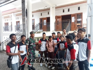 Babinsa Serda Damianus Kerhi Motivasi Siswa SMKN 1 Ende untuk Aktif dalam Keamanan Sekolah