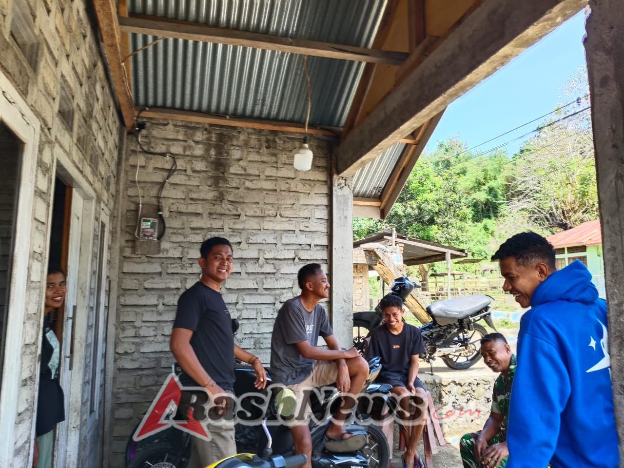 Ciptakan Lingkungan Aman, Babinsa Ende Laksanakan Monitoring dan Komsos di Desa Emburia