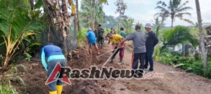 Wujud Kedekatan Dengan Warga, Bhabinkamtibmas Bersinergi Dengan Babinsa Ikut Laksanakan Gotong Royong di Desa Binaan