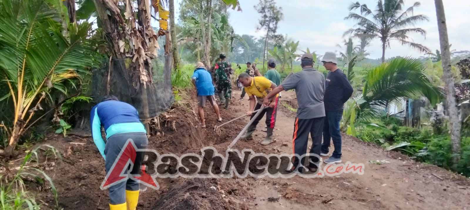 Wujud Kedekatan Dengan Warga, Bhabinkamtibmas Bersinergi Dengan Babinsa Ikut Laksanakan Gotong Royong di Desa Binaan