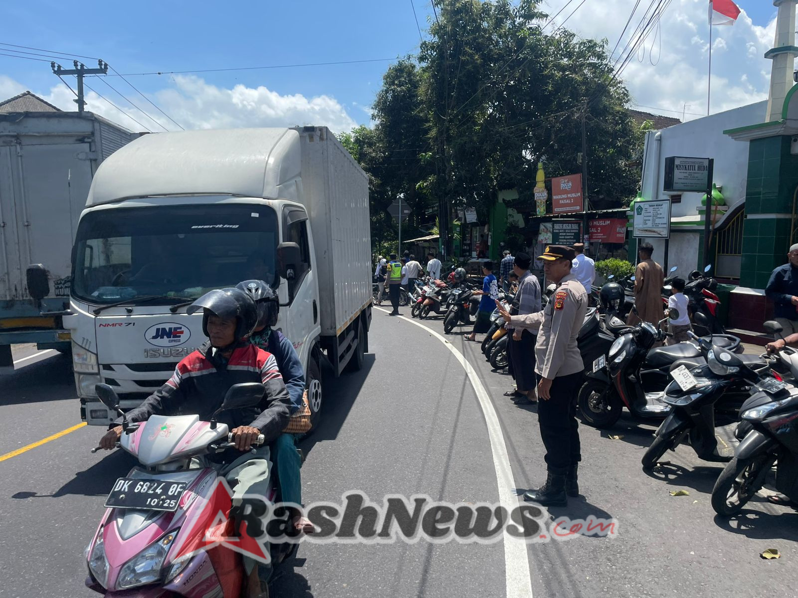 Kapolsek Selemadeg pimpin pengamanan Sholat Jumat di Masjid Misyakatul Huda Bajera