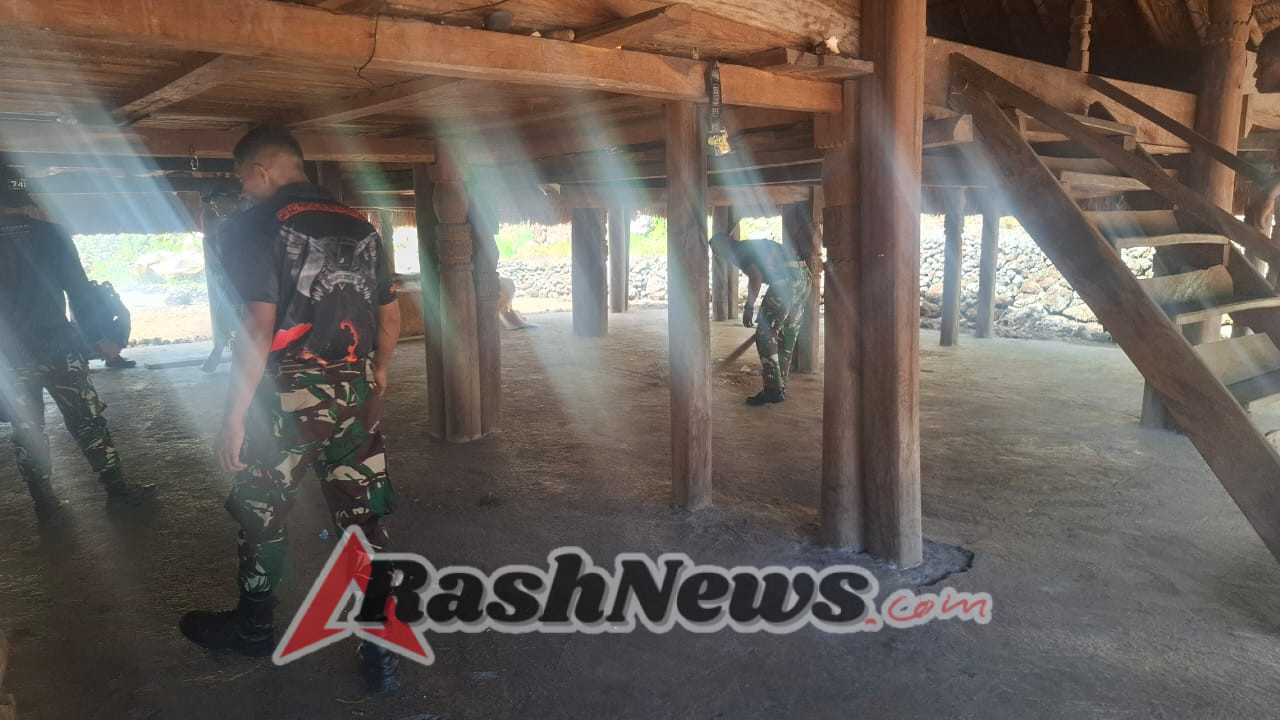 Satgas Yonif 741/GN Jajaran SSK II Bantu Masyarakat Dalam Pembersihan Rumah Adat di Daerah Perbatasan