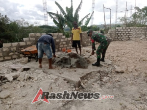 Babinsa Komsos dengan Warga Saat Kerja Bakti Pembangunan Rumah
