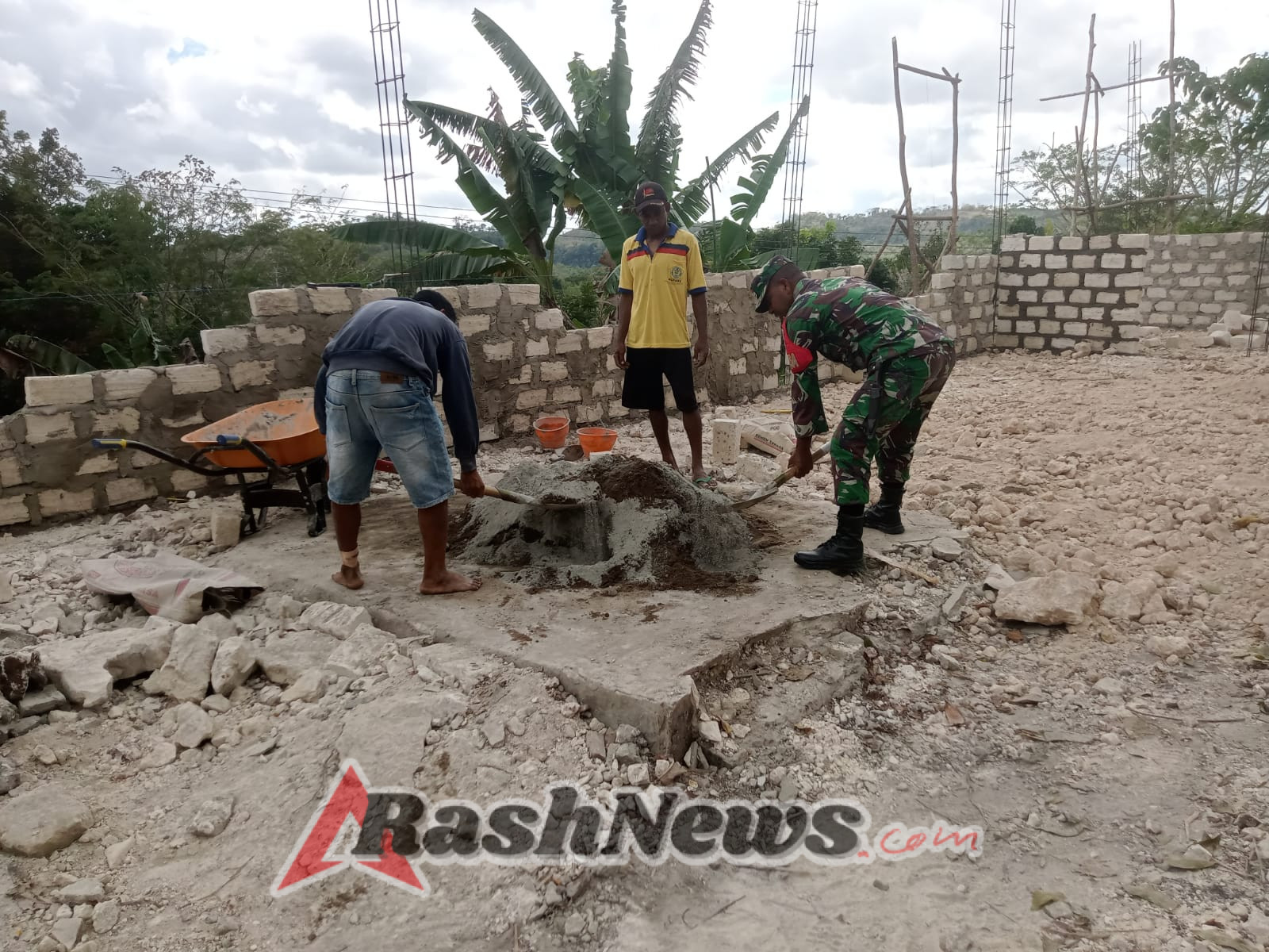 Babinsa Komsos dengan Warga Saat Kerja Bakti Pembangunan Rumah