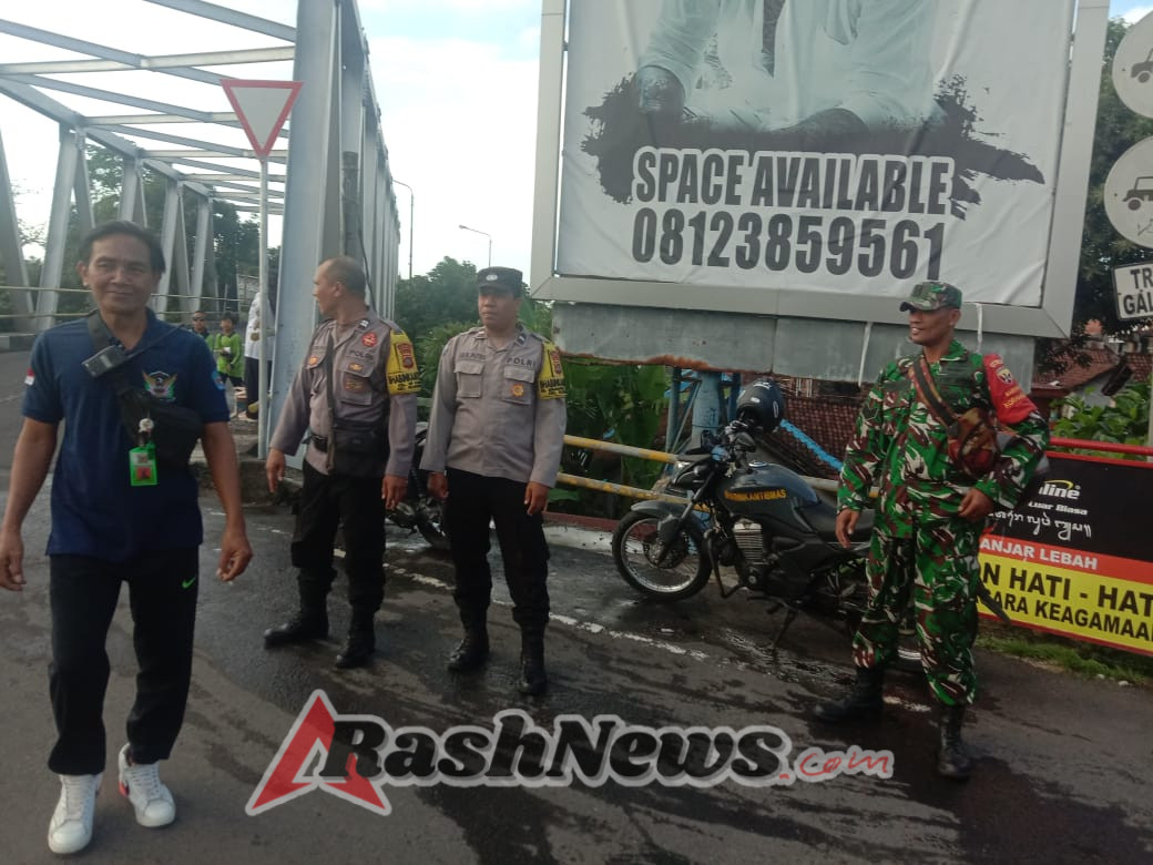 Wujud  Kebersamaan Dan Pererat Silaturahmi, Babinsa Semarapura Kangin Hadir Amankan Jalan Santai Peringatan Maulid Nabi Muhammad SAW 1447 H