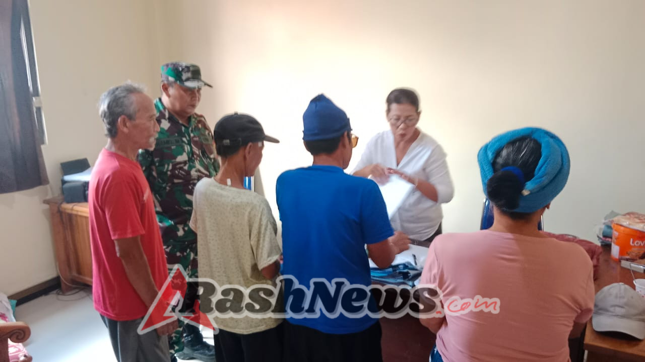 Babinsa Kutampi Kaler damping Penyaluran BLT DD Wujud TNI Hadir Ciptakan Rasa Aman Dan Nyaman