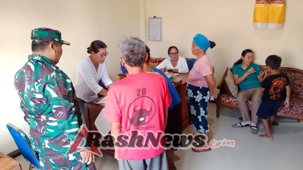 Dampingi Penyaluran BLT DD, Serka Hamid Berpesan Manfaatkan Dengan Bijak