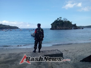 Pantau Pantai Crystal Bay, Babinsa Sakti Sebut Cuaca Cerah Aktifitas Wisatawan Normal