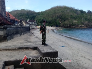 Beri Keamanan Dan Kenyamanan Di Obyek Wisata, Babinsa Koramil Nusa Penida Pantau pantai Crystal Bay