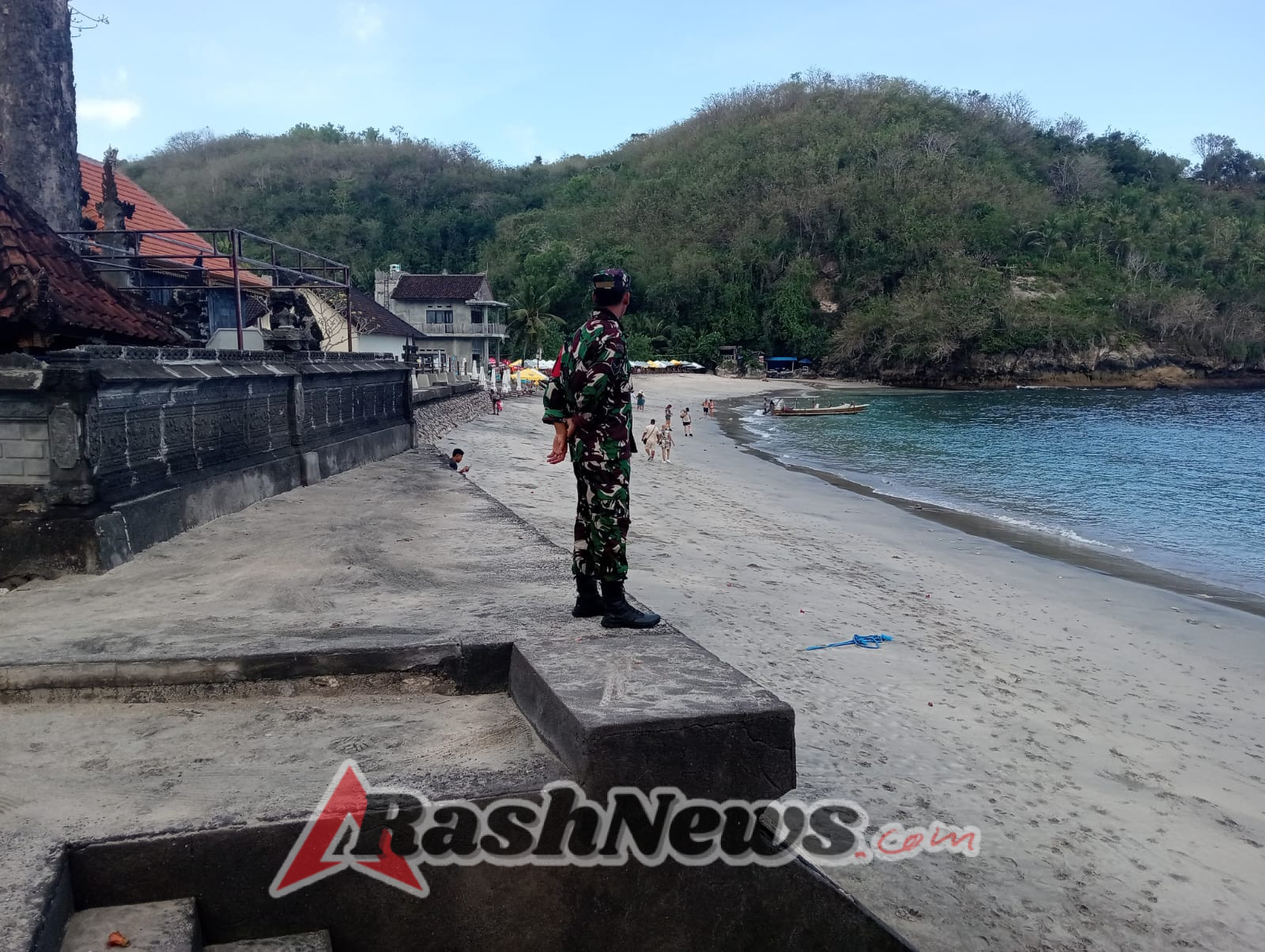 Beri Keamanan Dan Kenyamanan Di Obyek Wisata, Babinsa Koramil Nusa Penida Pantau pantai Crystal Bay