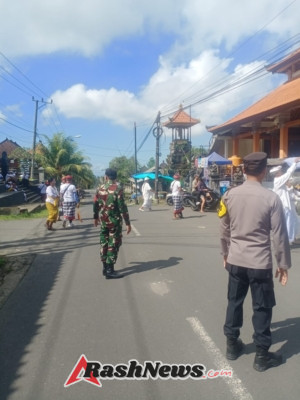 Sinergi Babinsa, Bhabinkamtibmas, dan Pecalang Jaga Ketertiban Upacara Ngasti di Siangan