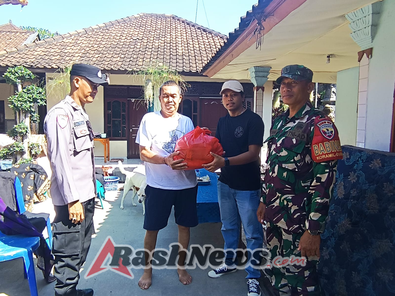Babinsa Koramil 1616-01/Gianyar Hadir Ringankan Beban Warga Lebih Duur Kaja yang Tergenang Banjir