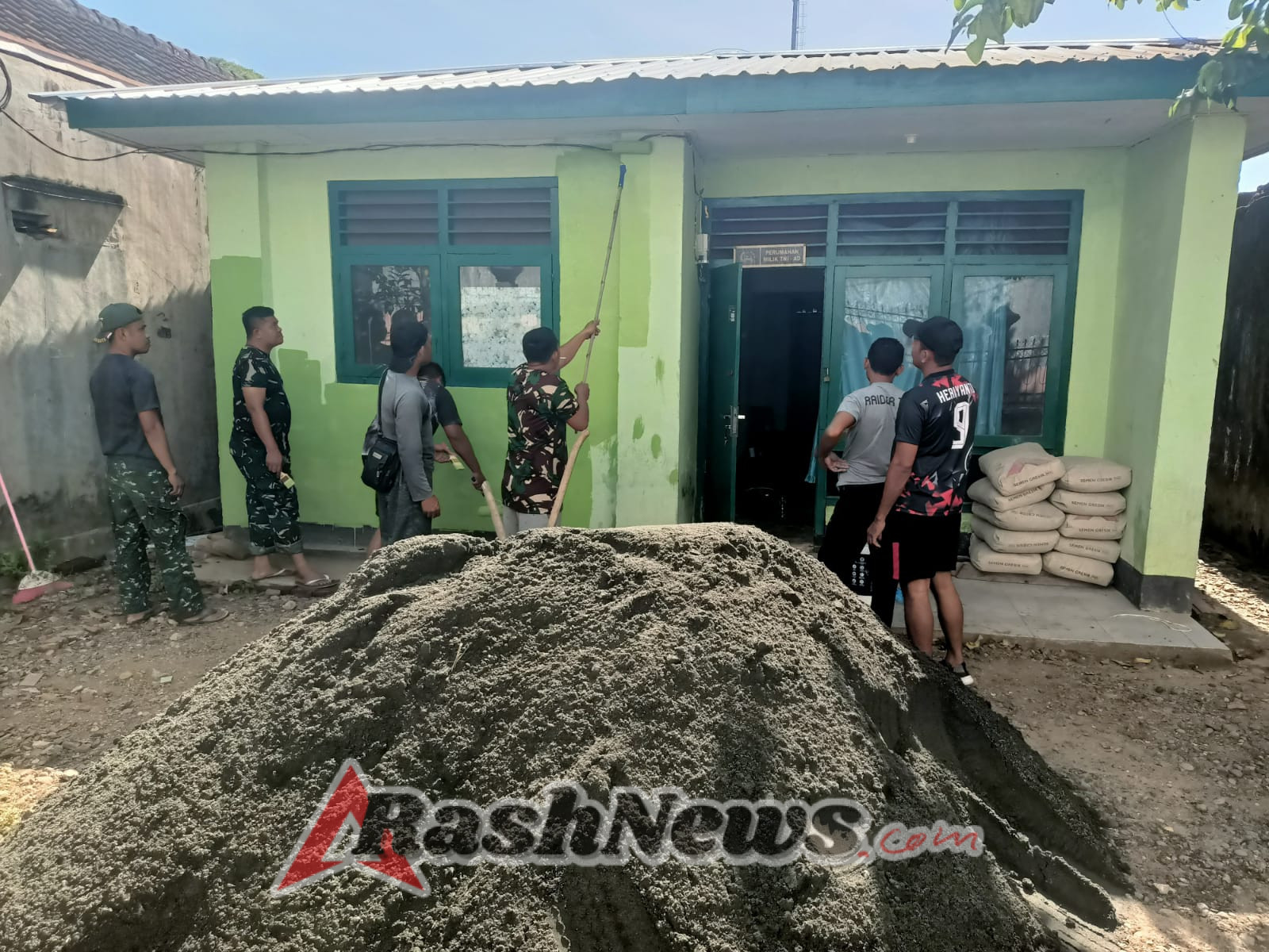 Tingkatkan Kerapian, Anggota Koramil 1628-01/Taliwang Lakukan Pengecatan Rumah Dinas