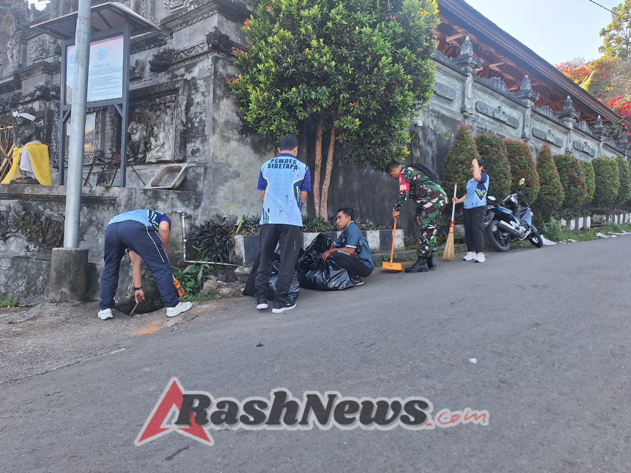 Babinsa Sertu Gd Ari Suadnyana Dorong Kepedulian Warga Lewat Jumat Bersih