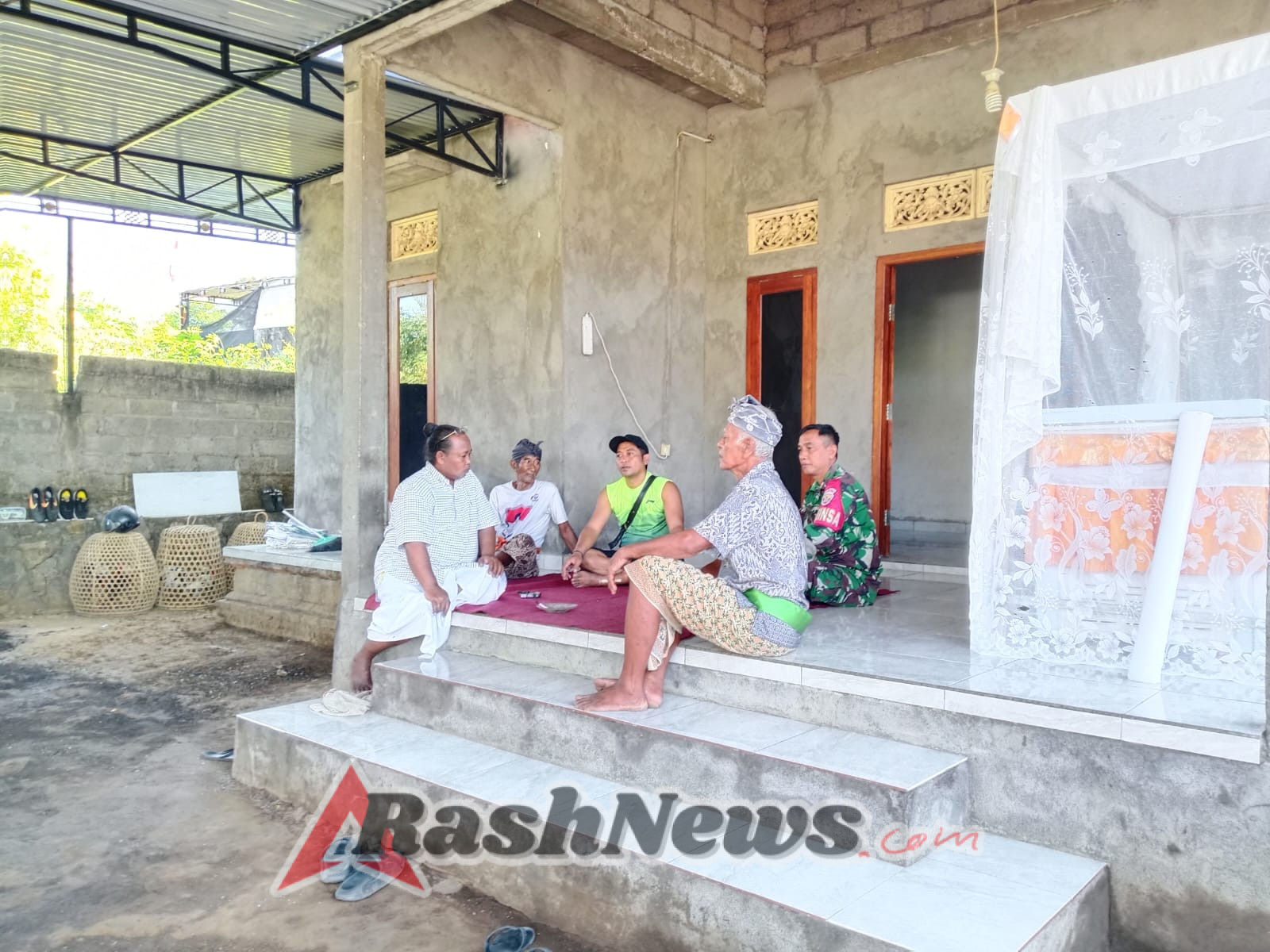 Wujud Nyata Kepedulian, Babinsa Desa Titab Melayat ke Rumah Duka Warga.