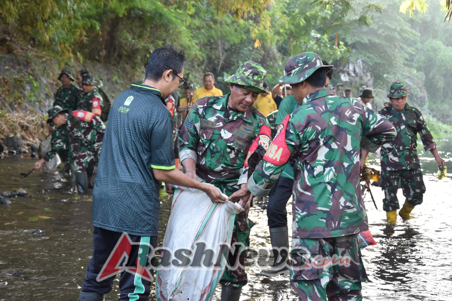 Dalam Rangka HUT ke-80 TNI, Dandim 1609/Buleleng Hadiri Gerakan Menuju Indonesia Bersih 2029 di Buleleng