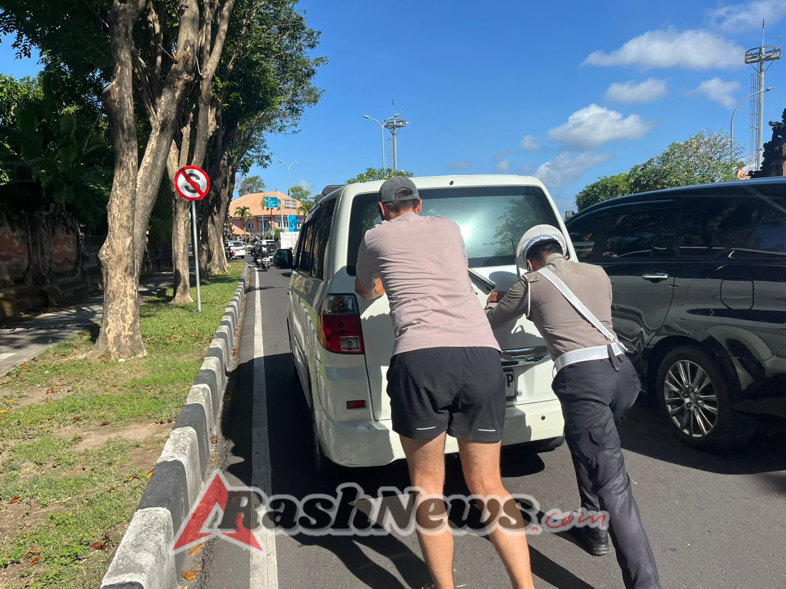 Personil Sat Lantas Polres Bandara Sigap Bantu Dorong Mobil Mogok