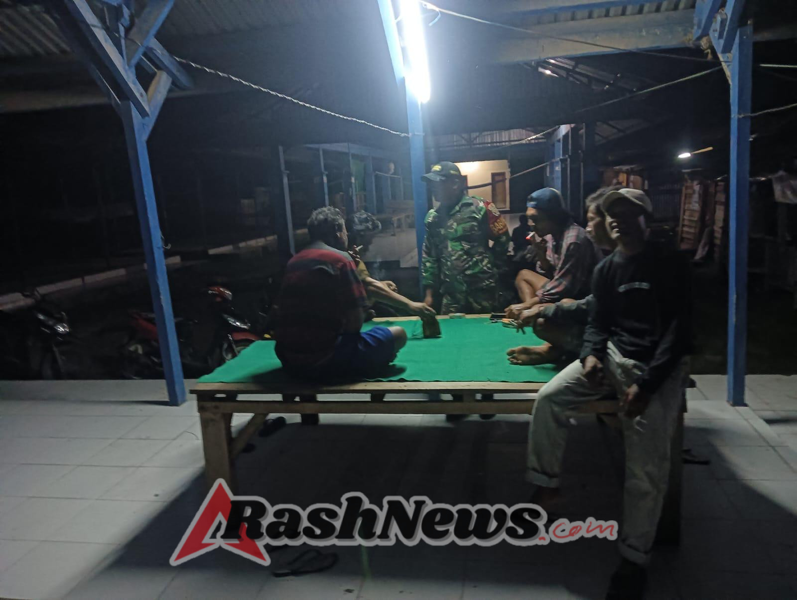 Kongkow Bersama Warga, Babinsa Sekaligus Gelar Patroli