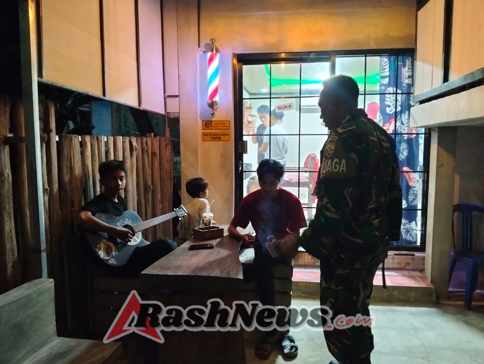 Patroli Malam Babinsa Seteluk Ciptakan Situasi Aman dan Tertib