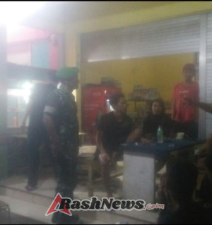 Babinsa Jereweh Hadir di Malam Hari, Ajak Warga Bersama Jaga Keamanan
