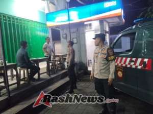 POLSEK SELAT LAKSANAKAN PATROLI BLUE LIGHT UNTUK CIPTAKAN SITUASI KONDUSIF