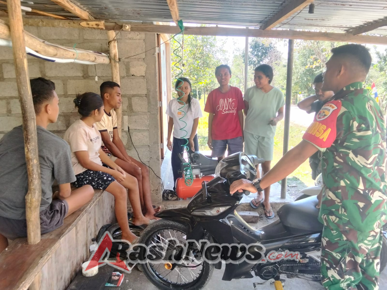 Babinsa Koramil 1618-02/Miomaffo Barat Laksanakan Komsos Bersama Remaja di Desa Lemon