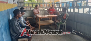 Babinsa Koramil 1618-03/Insut Laksanakan Monitor wilayah Dan Komsos Di Desa Humusu Wini