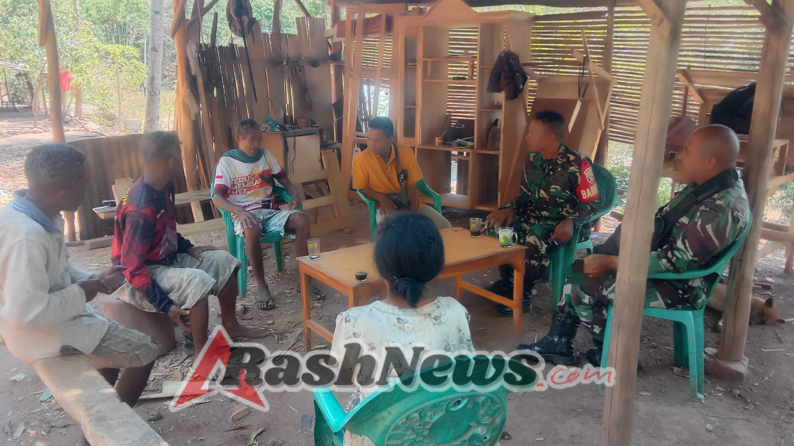 Danramil 1618-01/Miotim Mayor Inf Ery Natan M. Ninu, S.Pd. Gelar Komsos Bersama Warga Desa Sunkaen