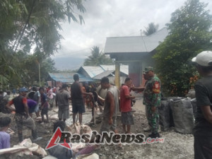 Babinsa Kalabahi Barat Gotong Royong Bersama Warga Pengecoran Jalan