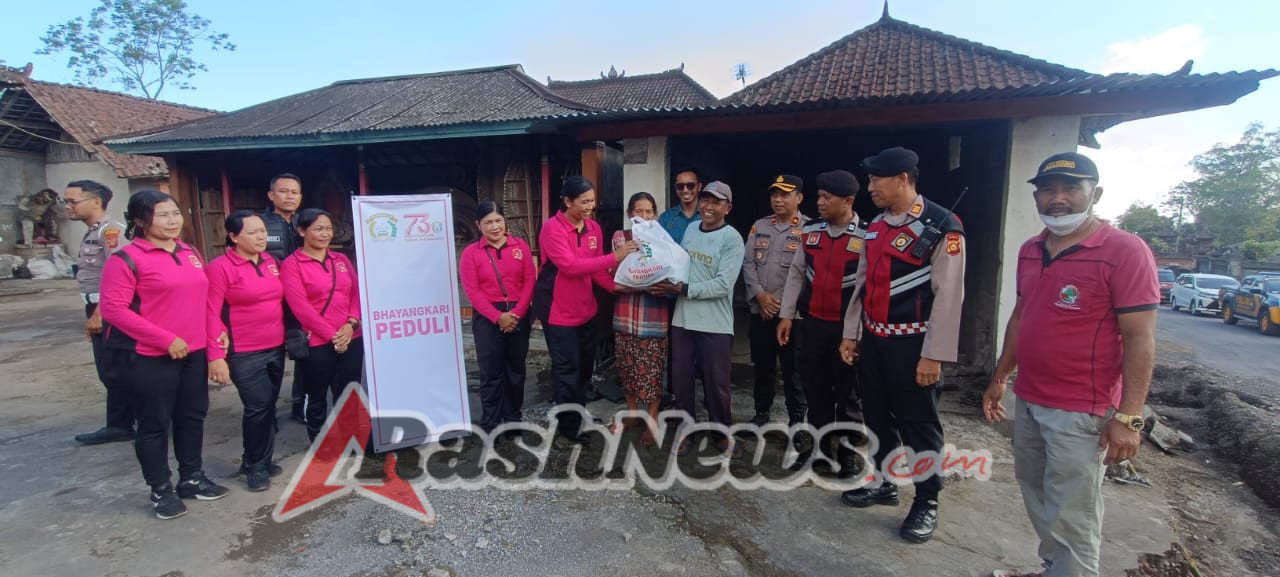 Polres Karangasem Melalui Polsek Rendang Salurkan Sembako Korban Dampak Bencana Longsor Akibat Hujan