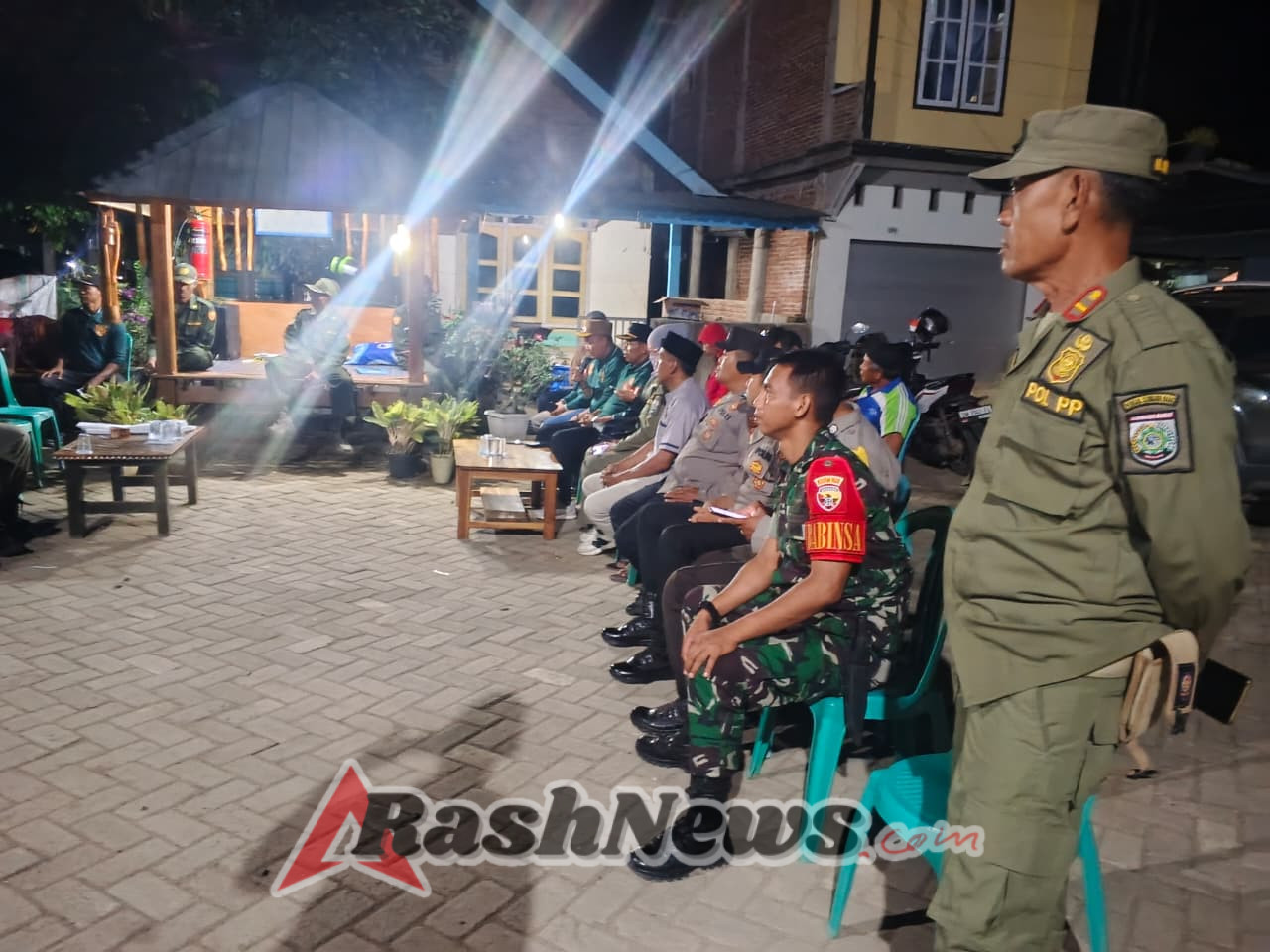 Tingkatkan Keamanan Lingkungan, Satpol PP Bersama Babinsa Gelar Penilaian Poskamling di Desa Moteng