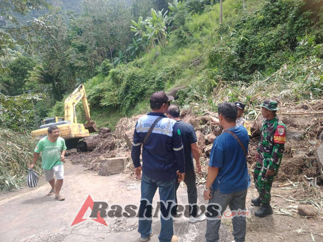 Aparat Gabungan Terus Lakukan Penanganan Longsor Di Bukit Abah