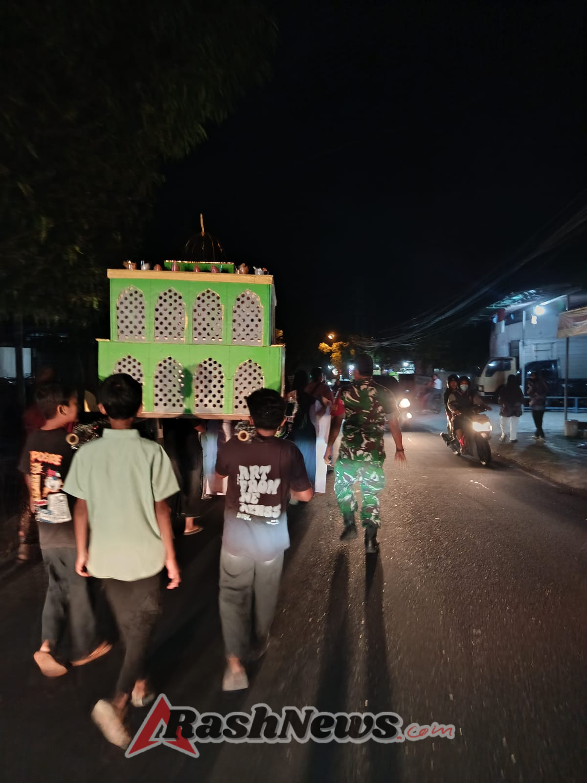 Berikan rasa aman dan nyaman, Babinsa 1623-07/Bebandem amankan pawai obor memperingati Maulid Nabi Muhammad S.A.W.