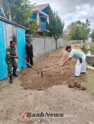 Babinsa Monta Baru Ajak Warga Gotong Royong Perbaiki Jalan