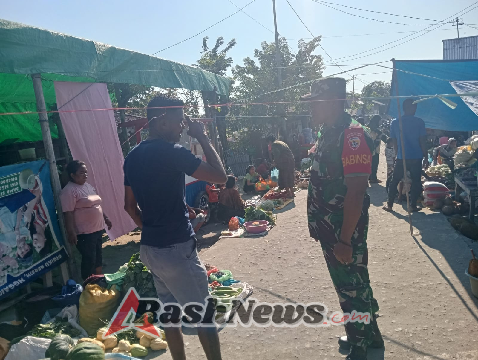 Babinsa Ende Turun Langsung ke Pasar, Sampaikan Imbauan Jaga Kebersihan dan Ketertiban