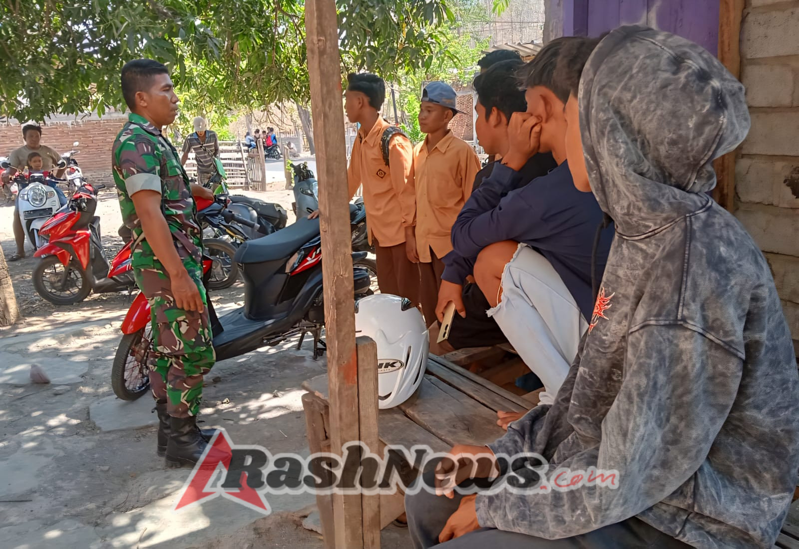 Babinsa Hu’u Himbau Pelajar Agar Tidak Bolos Saat Jam Belajar