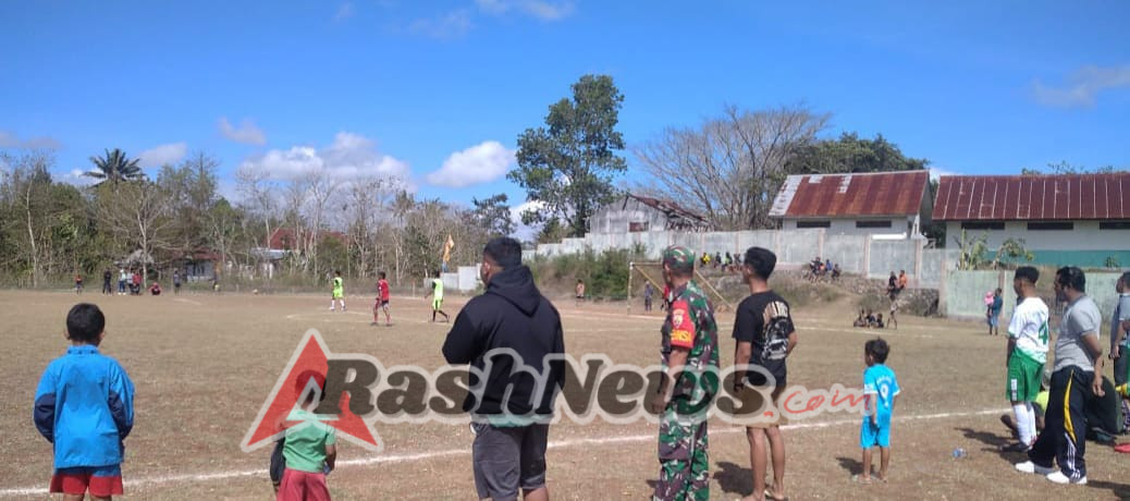 Berikan Rasa Aman Dan Nyaman Babinsa Kodim 1621/TTS Laksanakan PAM Sepak Bola Mini