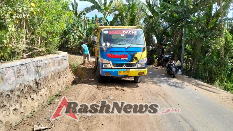 Gotong Royong Babinsa dan Masyarakat Desa Seran Kembalikan Akses Jalan yang Tertimbun