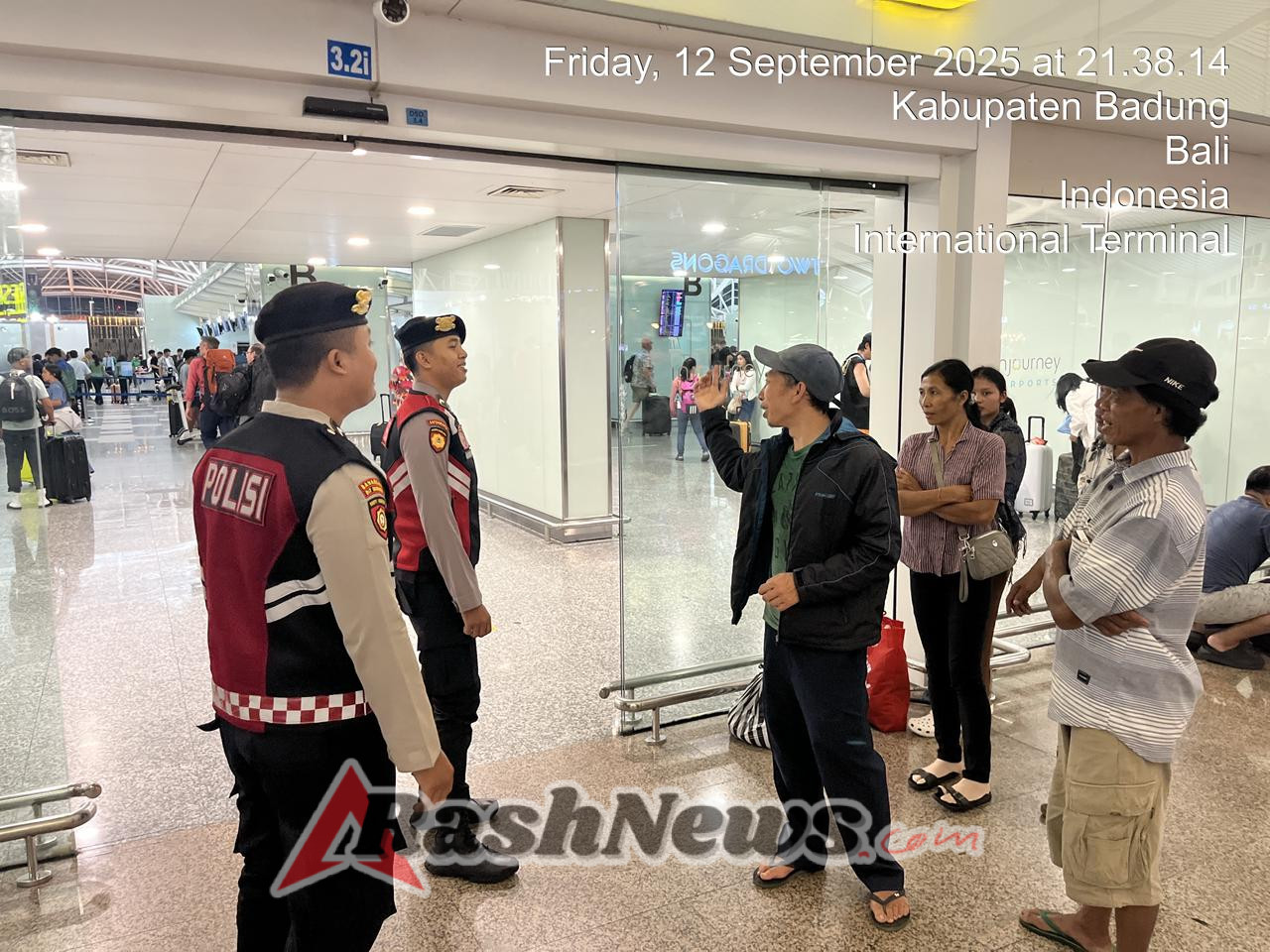 Sapa Masyarakat, Personel Polres Bandara Ngurah Rai Laksanakan Patroli Humanis di Terminal Internasional