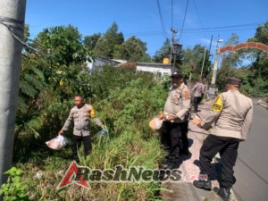 Kapolsek Kintamani Pimpin Aksi Bersih Sampah Plastik di Desa Kintamani