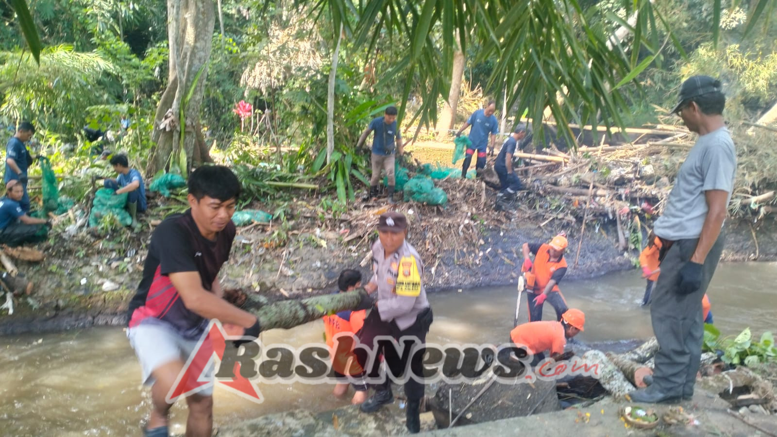 Pencegahan Banjir, Kolaborasi Aktif Polsek Blahbatuh Gotong Royong di Tukad Belega